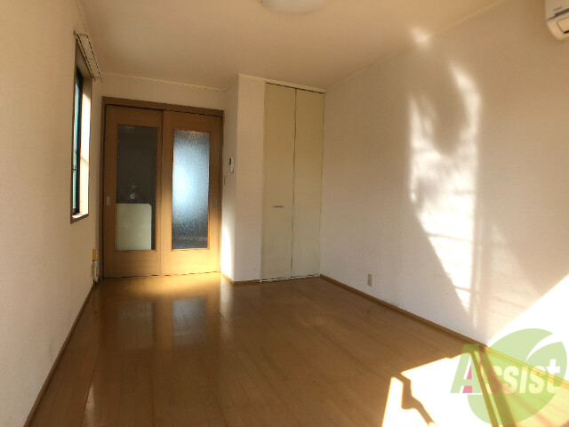 居室・リビング　７帖の洋室です。日差しがあり明るい印象です。