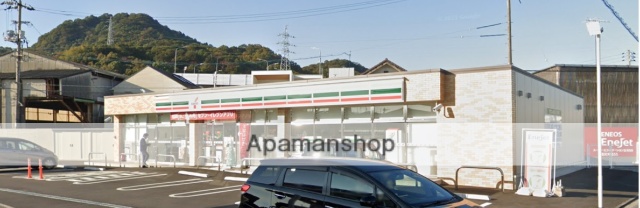 コンビニ　セブンイレブン（コンビニ）まで605m