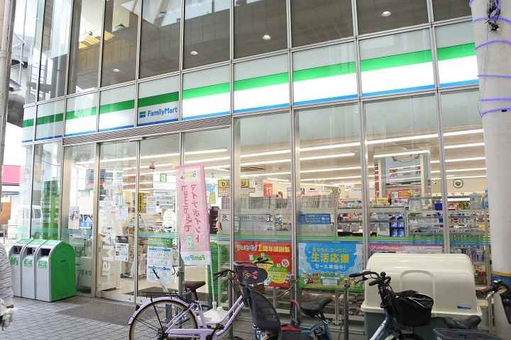 コンビニ　ファミリーマート（コンビニ）まで1011m