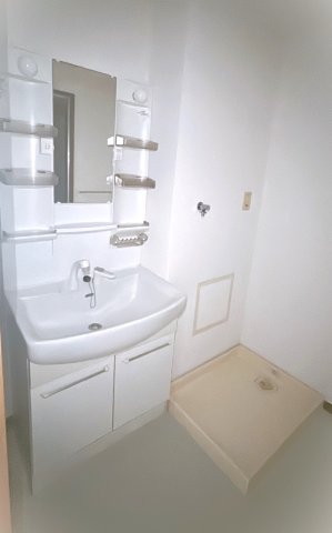 洗面設備　※こちらは別号室のお部屋の写真です。