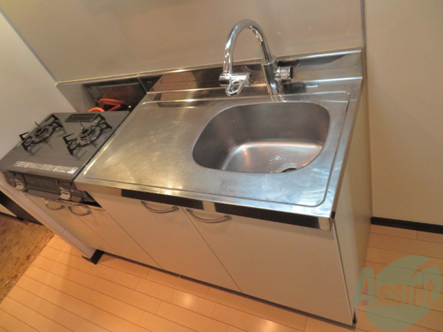 キッチン　ガスコンロが二つと、魚グリルまで付いてます。