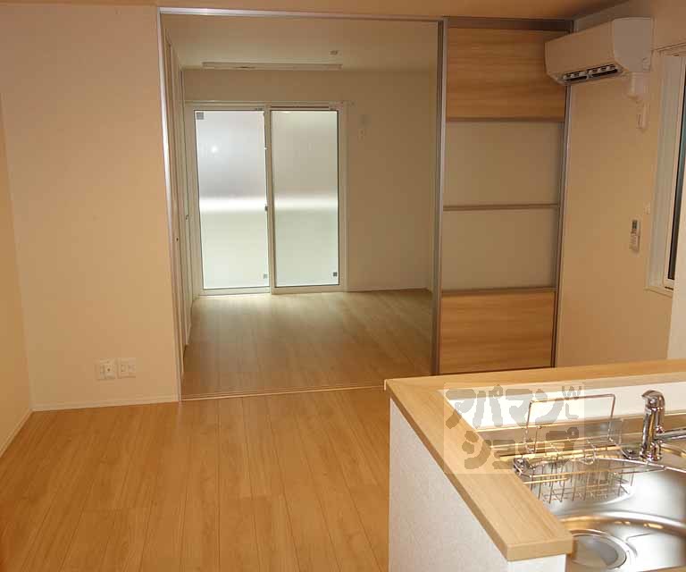 居室・リビング　１０２号室の写真です。