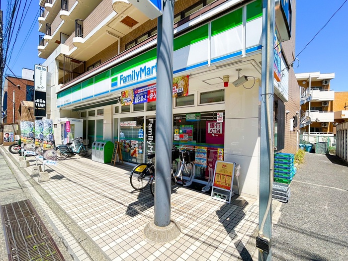 コンビニ　ファミリーマート（コンビニ）まで138m