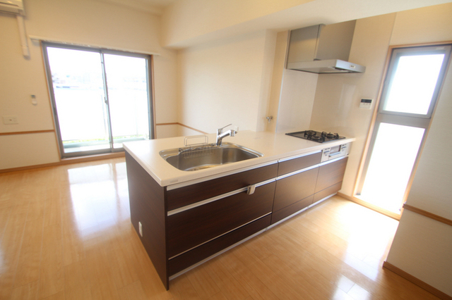 キッチン　おしゃれで大きなシステムキッチン。