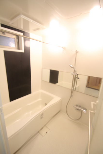 バス・シャワールーム　バスルーム。浴槽も広いですね。