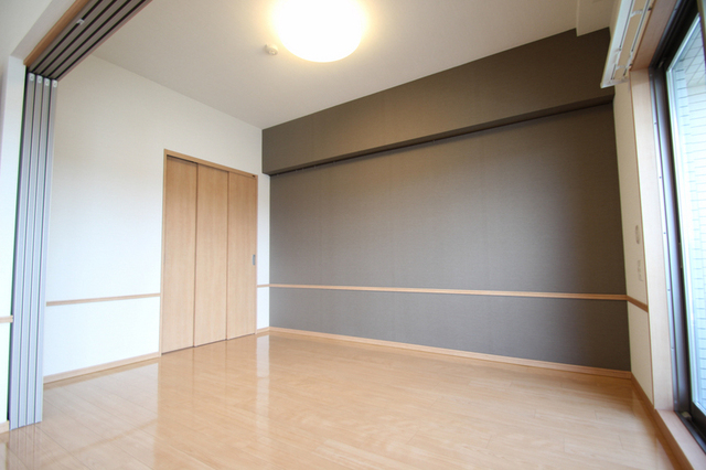 その他部屋・スペース　南側６．３８帖の洋間。