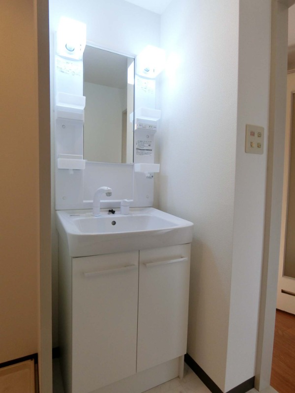 洗面設備　独立洗面台で朝の忙しい時間もラクラク