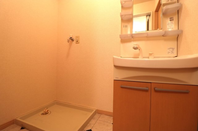 洗面設備　独立洗面台、小物を置くことができて便利です