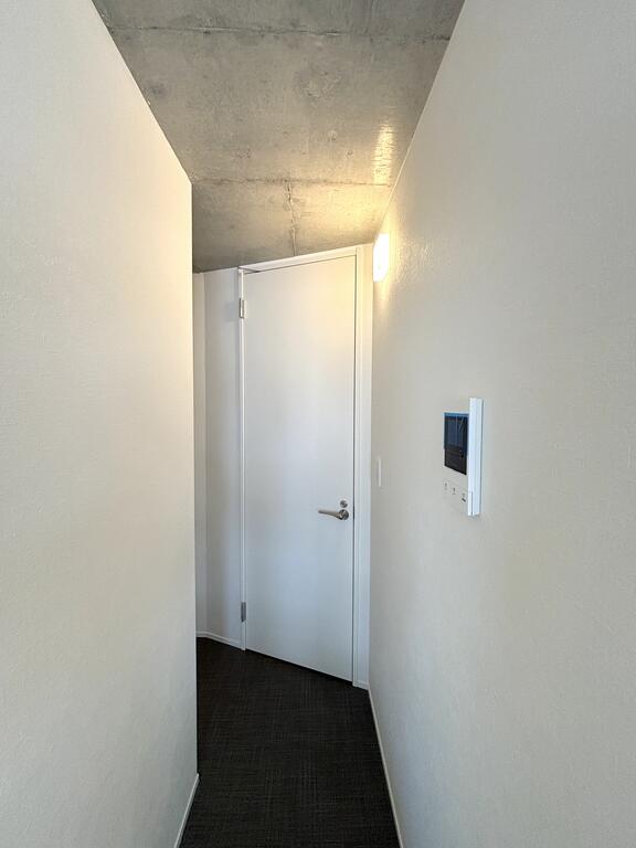 その他共有部分　白基調で清潔感のある内装