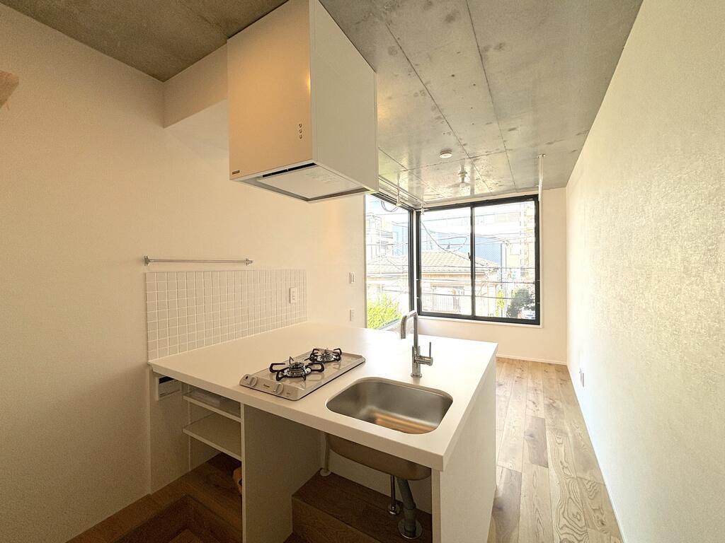 キッチン　機能的なキッチン　※写真は同間取りの304号室の写真です