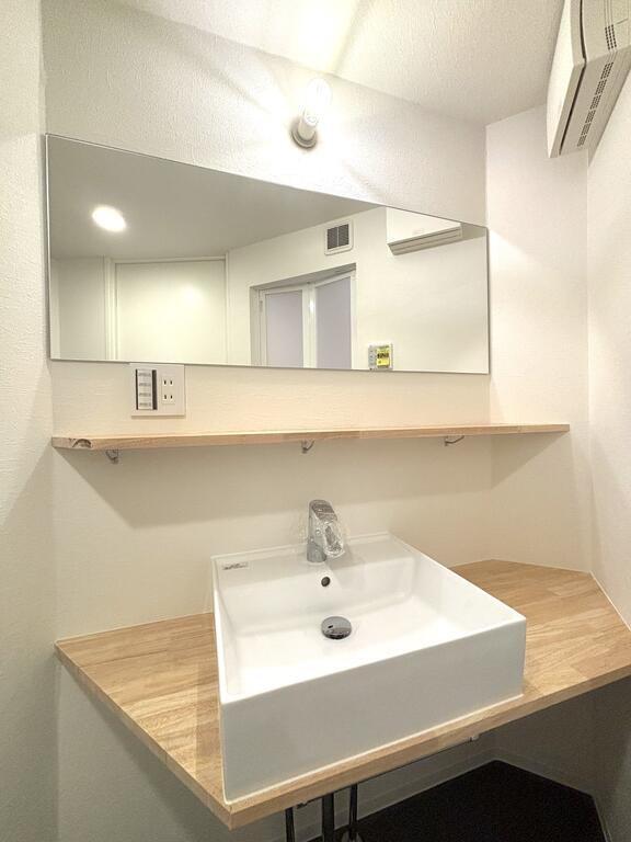 洗面設備　白×ナチュラルな空間