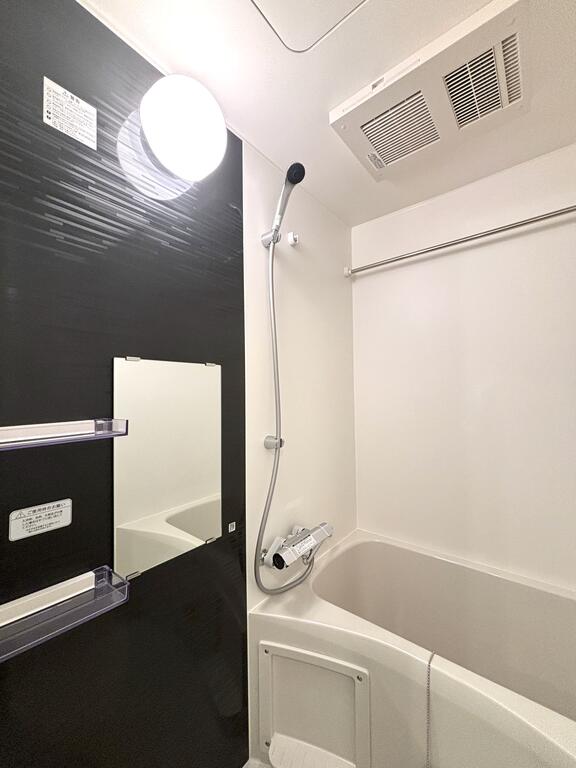 バス・シャワールーム　黒のパネルがおしゃれ