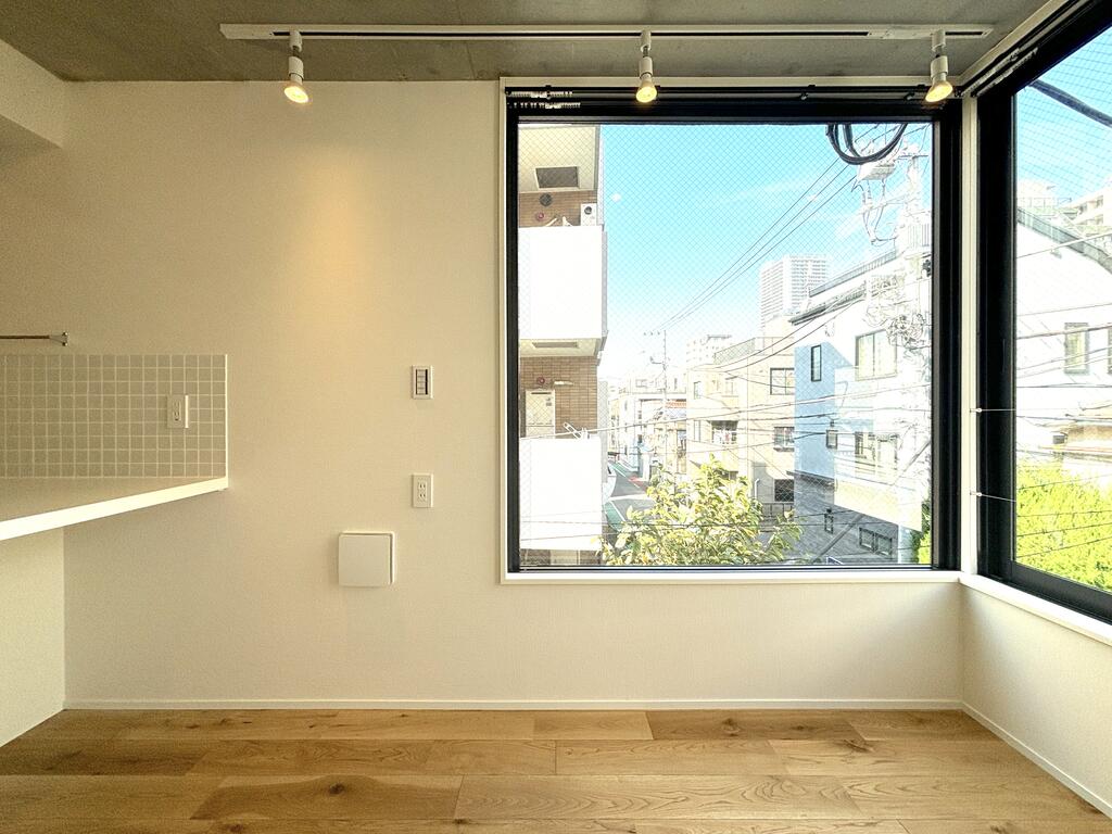 トイレ　大きな窓が開放的　　※写真は同間取りの304号室の写真です