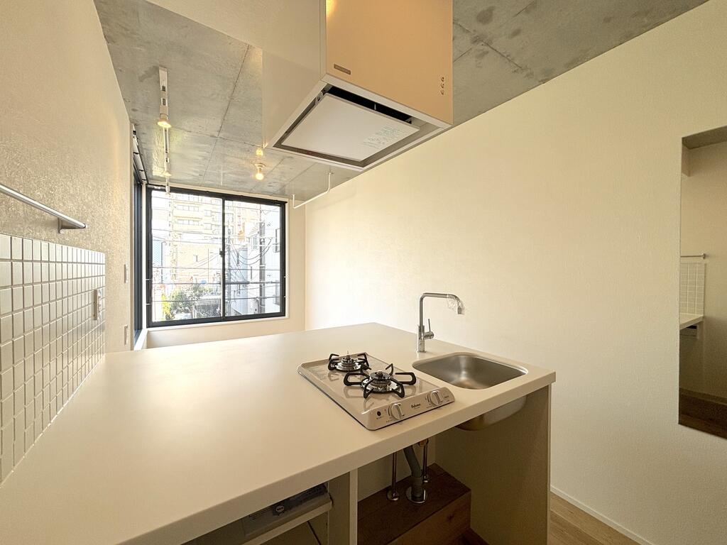 エントランス　広々としたキッチン　　※写真は同間取りの304号室の写真です