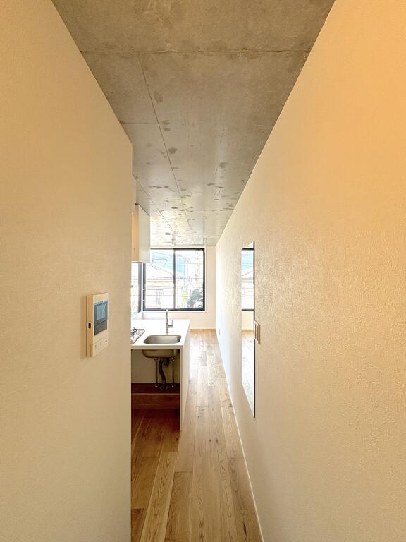 ロビー　奥行きのあるお部屋　　※写真は同間取りの304号室の写真です