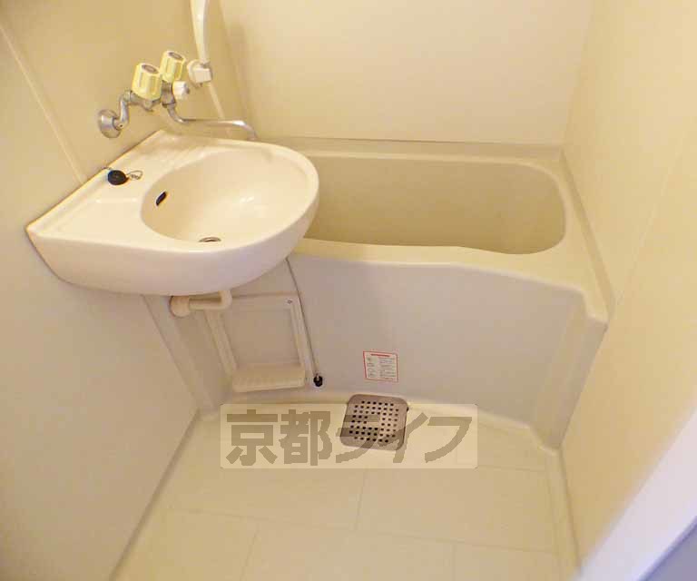 バス・シャワールーム　広々とした浴室です。