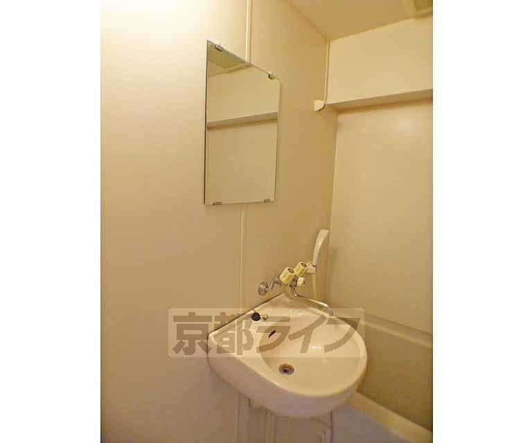 洗面設備　洗面台は浴室内にあります。