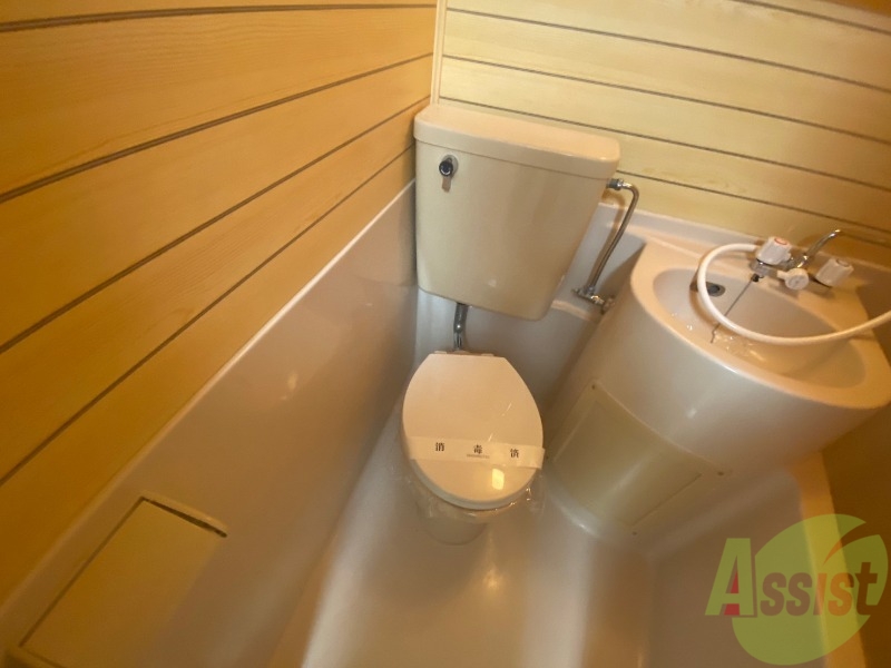 トイレ　ユニットバス内のトイレです。一人暮らしなら十分ですね。