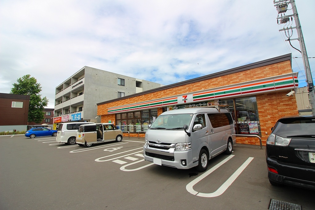 コンビニ　セブンイレブン札幌平岸4条店（コンビニ）まで382m