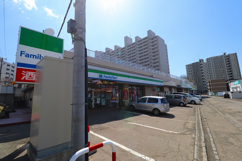コンビニ　ファミリーマート札幌平岸5条店（コンビニ）まで439m
