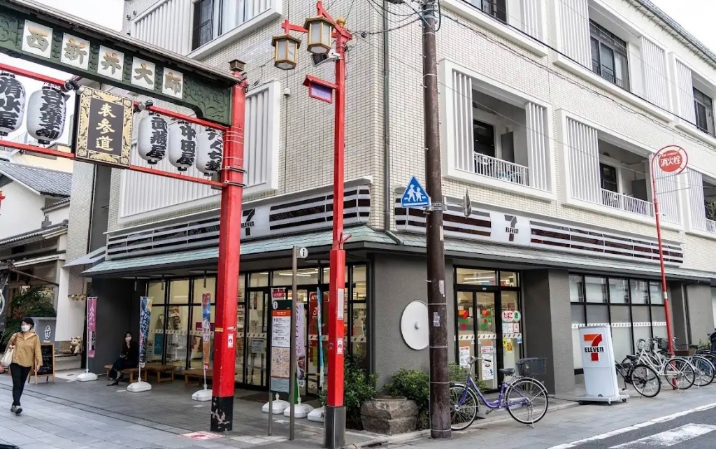 コンビニ　セブンイレブン 西新井大師前店（コンビニ）まで384m