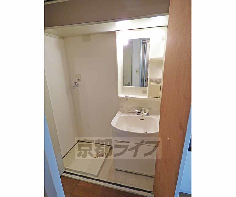 洗面設備　綺麗な洗面台です。