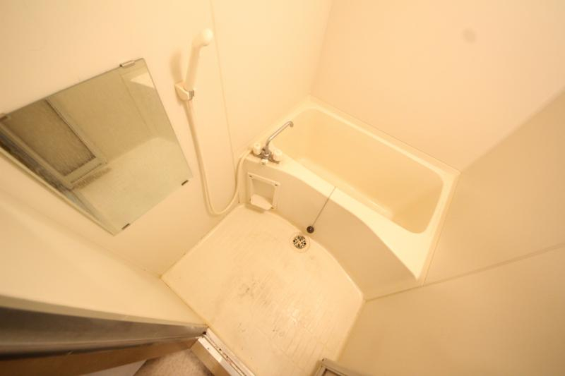 バス・シャワールーム　コンパクトで使いやすいお風呂です