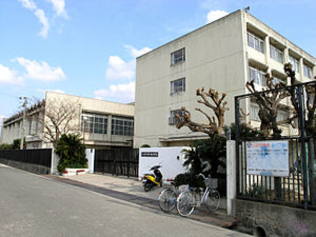 中学校　八尾市立曙川南中学校（中学校）まで1008m