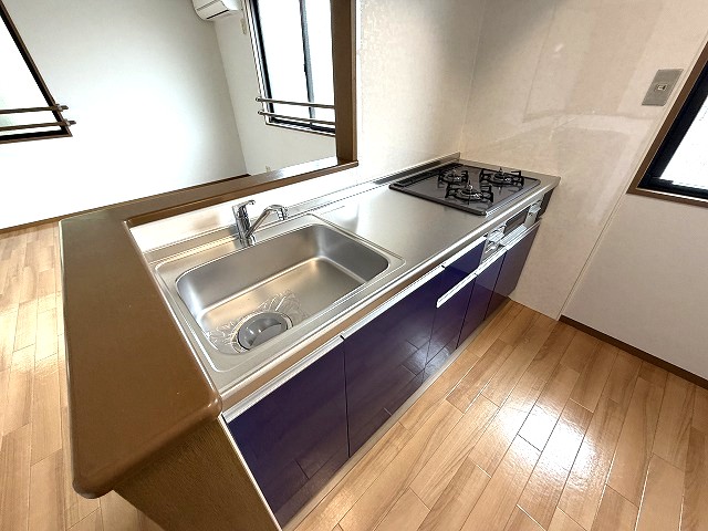 キッチン　2口のガスコンロと、お魚グリル付きです♪