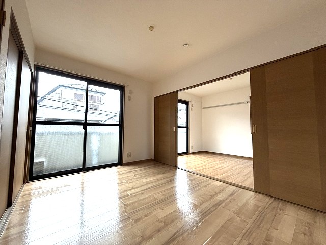 ロビー　バルコニー側の洋室です♪全居室フローリングです♪