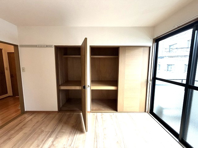 洗面設備　収納スペースが２ヵ所ございます♪沢山入りますね♪