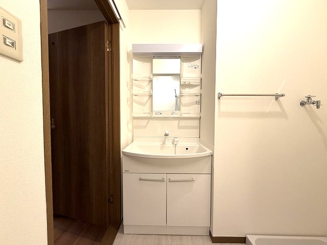 その他共有部分　シャワー付き洗面化粧台です♪身だしなみを整えるのに最適です♪