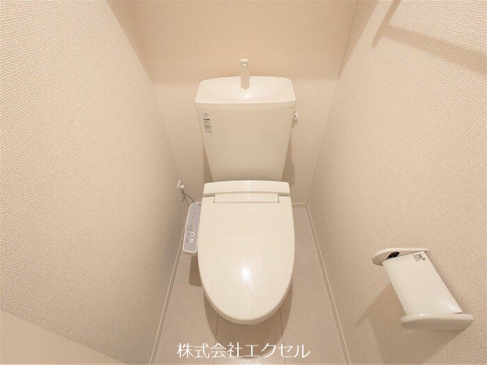 トイレ　温水洗浄便座です。