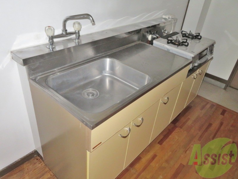 キッチン　キッチンには２口ガスコンロも備え付けです。