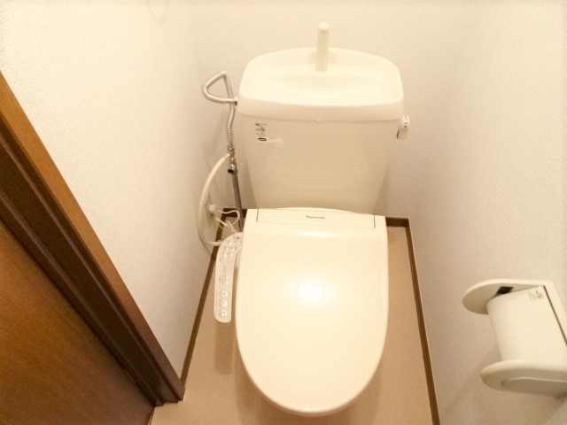 トイレ　洗浄便座です