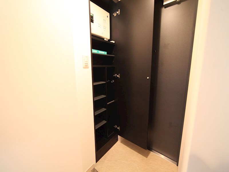 玄関　玄関　シューズボックス付（収納充実してます）