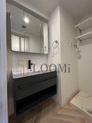 洗面設備　セレニテ難波ミラク参番館　三面鏡独立洗面台