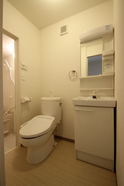 トイレ　別号室の写真です（反転）