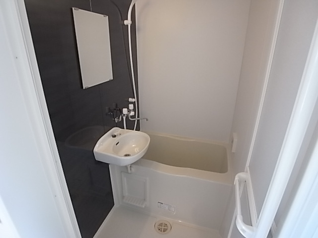 バス・シャワールーム　お風呂・トイレ別々のセパレートです