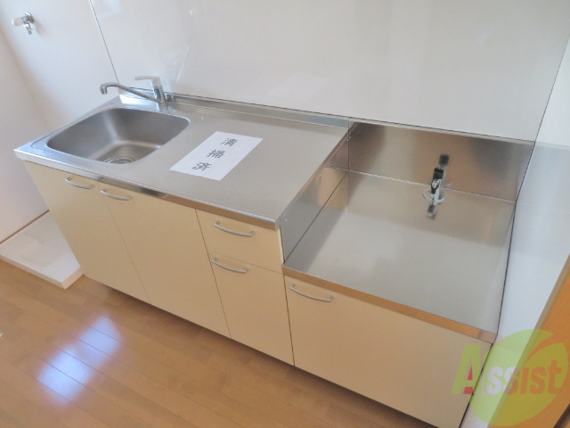 キッチン　シンプルなキッチンです。一人暮らしにはちょうどいいサイズ。