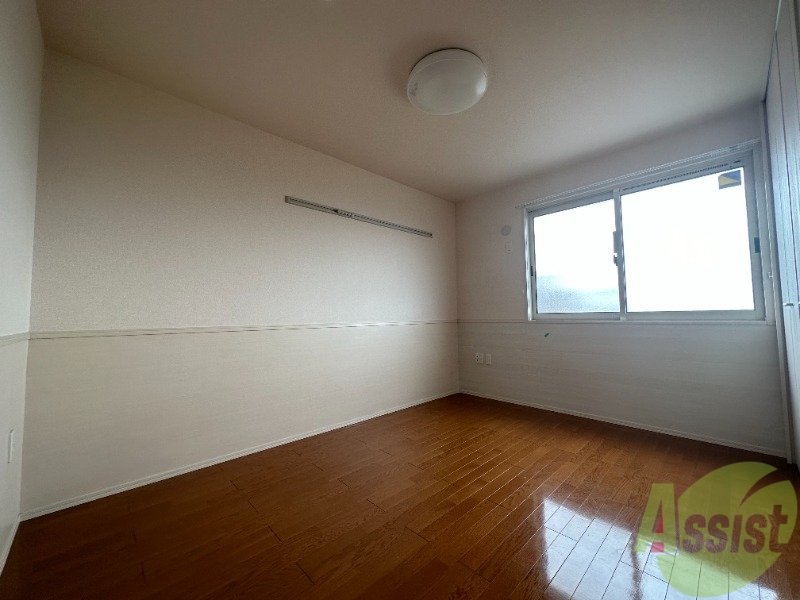 その他部屋・スペース　陽当たりが良く、スペースに余裕がある寝室ですね。