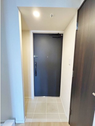 玄関　＊同物件別部屋参考写真