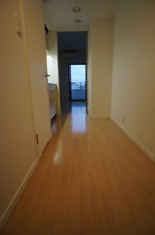 玄関　幅が広い通路で開放感があります