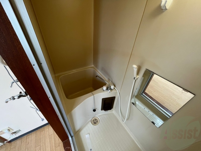 バス・シャワールーム　お風呂です。少し狭いですがシャワーするには十分ですね。