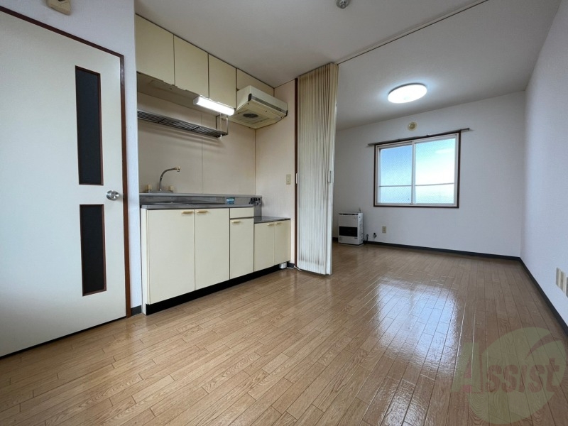 居室・リビング　木目のフローリングは落ち着きのある印象のお部屋になりますね。