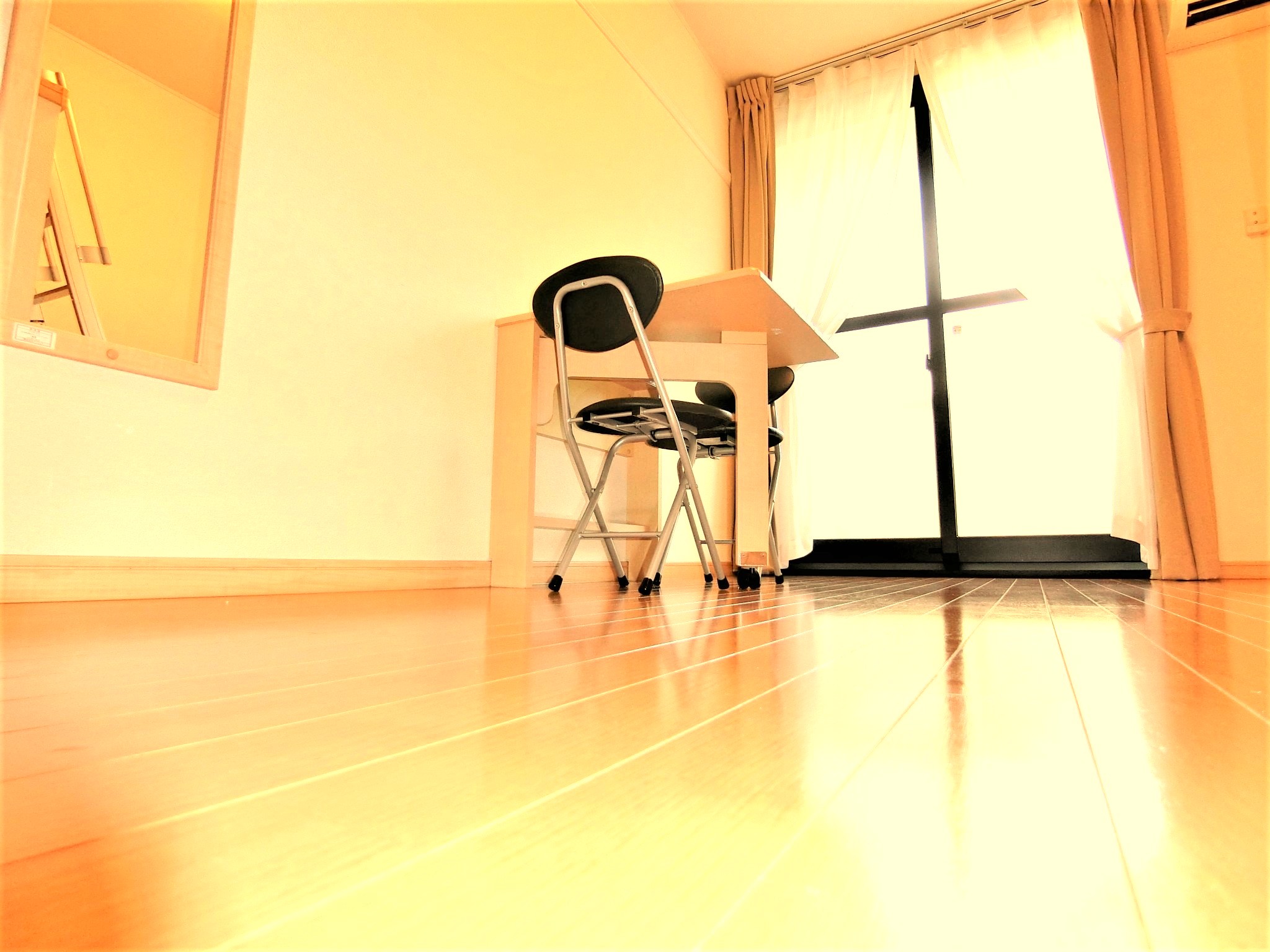 その他　折畳み机とイス・カーテン・エアコン・照明・全身鏡を完備です☆