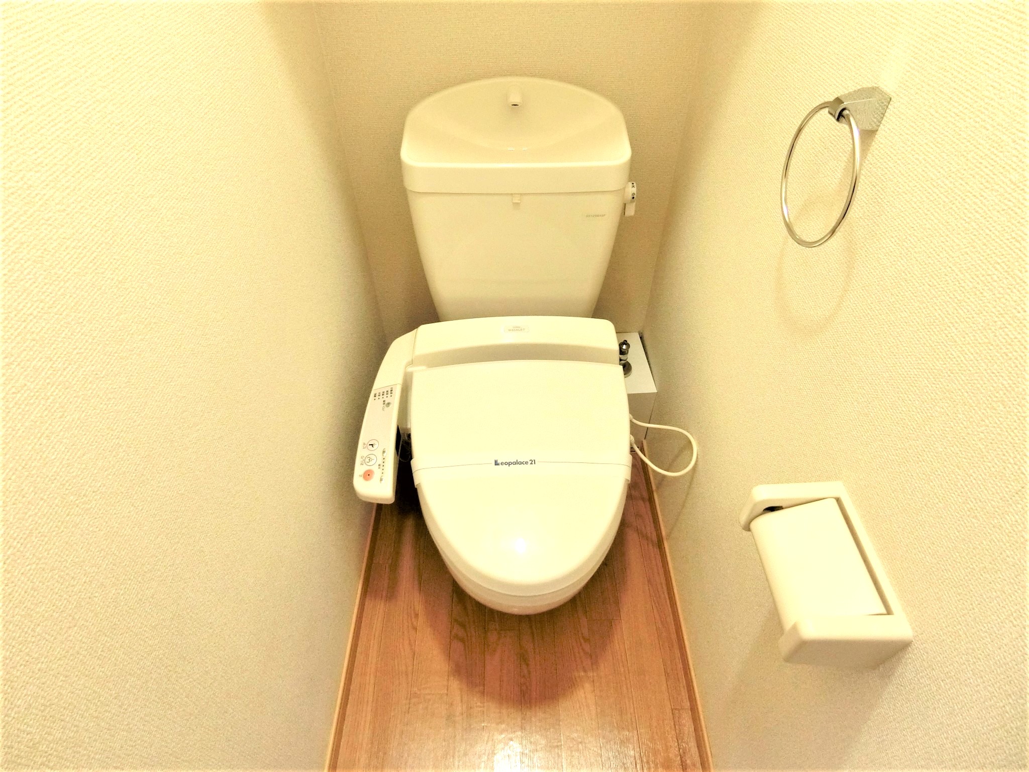 トイレ　温水洗浄機付のトイレです☆