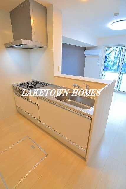 キッチン　３口グリル付の対面式システムキッチです。