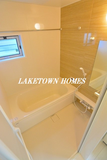 バス・シャワールーム　追い焚き・浴室乾燥機能付、小窓のある一坪浴室です。