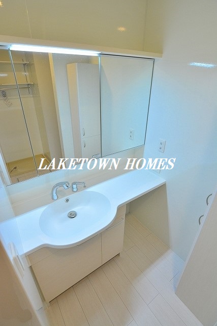 洗面設備　三面鏡のシャワー付洗髪洗面台です。